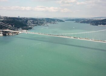 İstanbul Boğazı’nda ender görülen görüntü